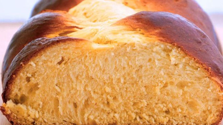 Η συνταγή για το πιο γρήγορο και εύκολο τσουρέκι